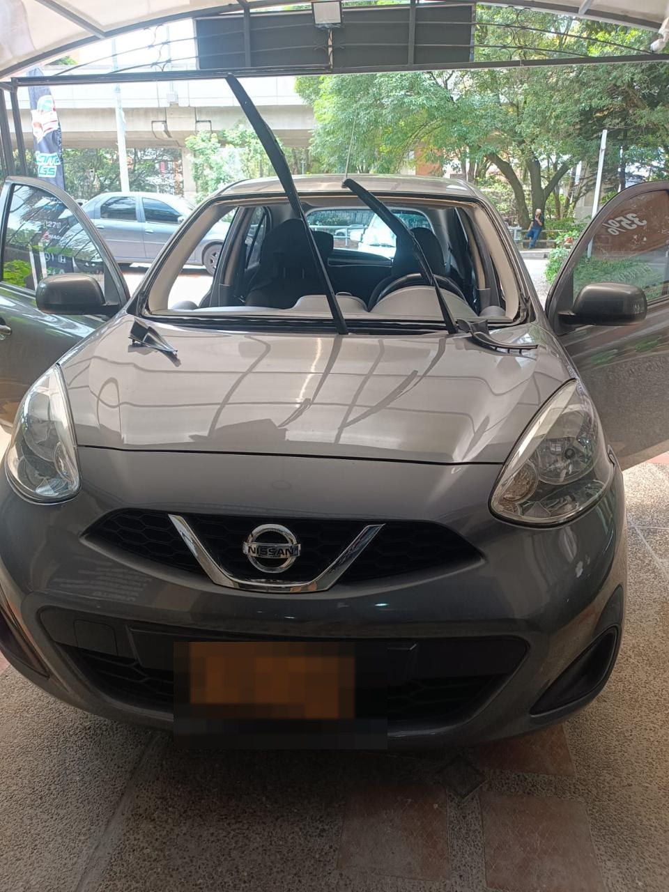 Nissan March — cambio de parabrisas delantero