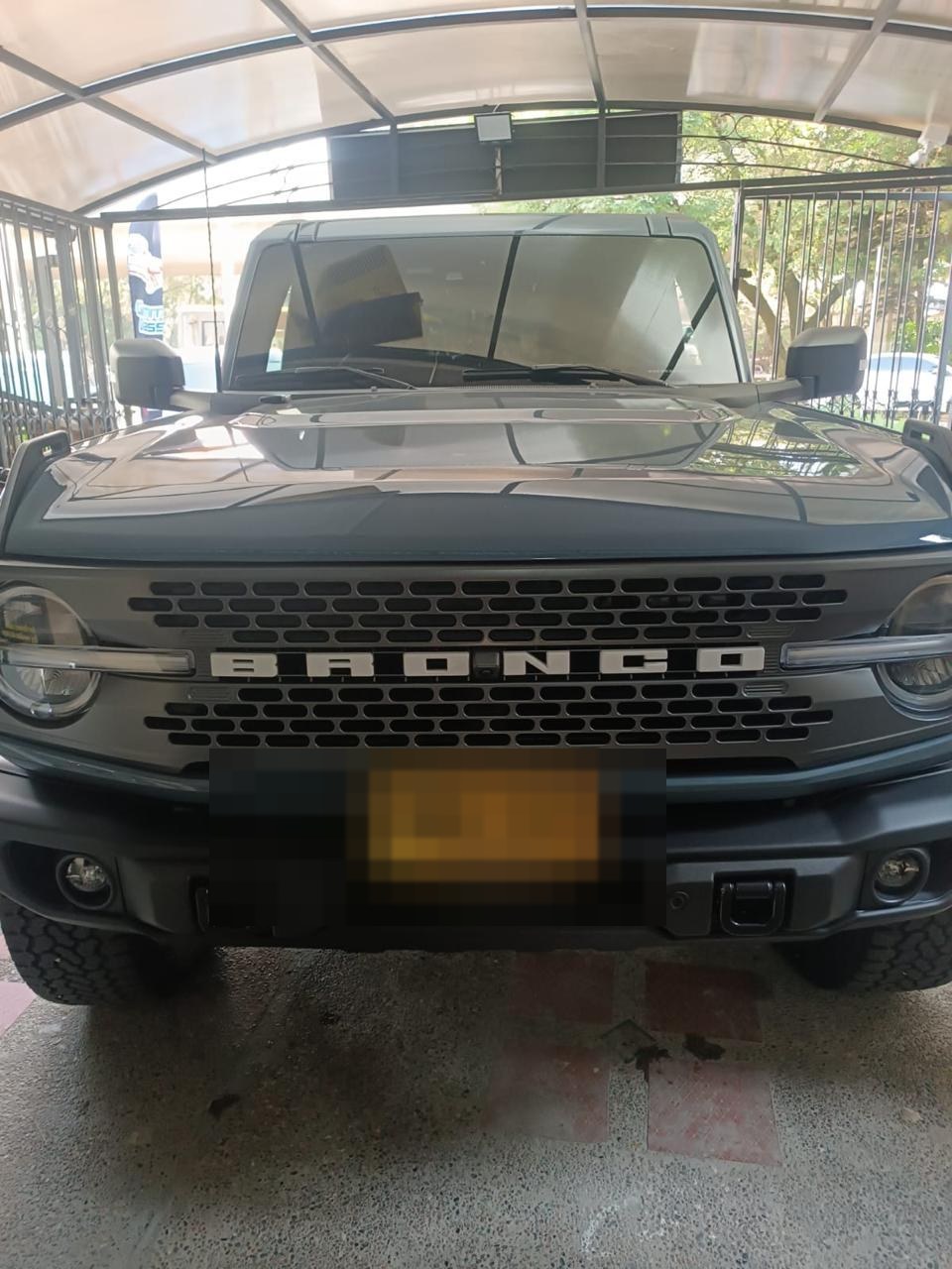 Ford Bronco — cambio de parabrisas